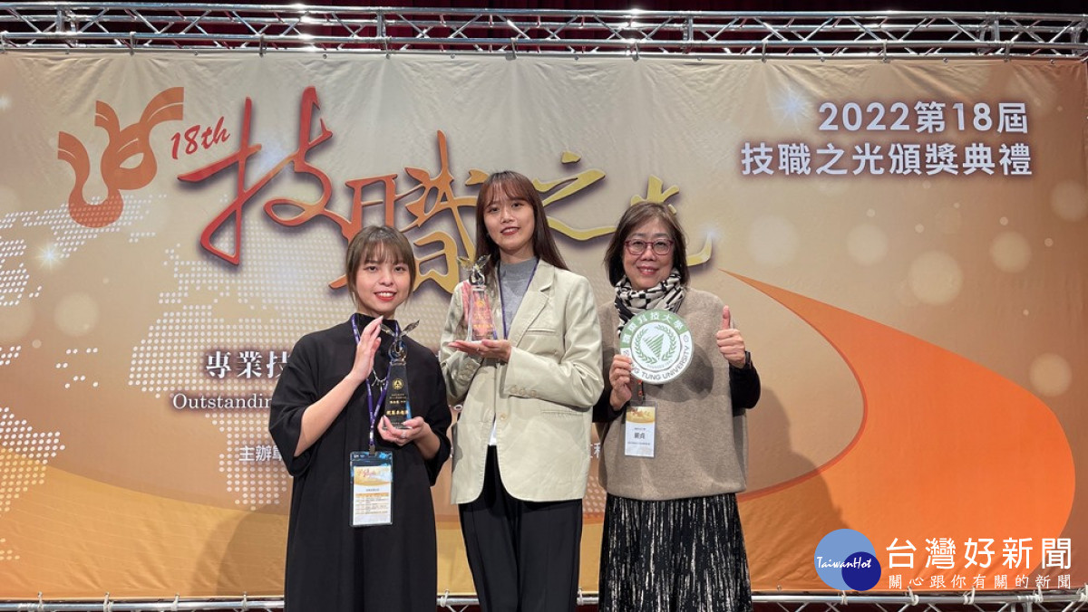 嶺東科大視傳系林易萱(左一)及林承儒(中)由嚴貞副校長(右)陪同,接受技職之光「競賽卓越獎」表揚。(圖/嶺東科技大學)