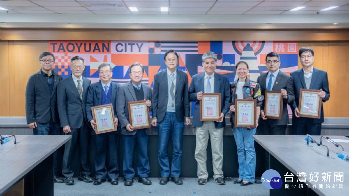 張市長頒發桃園市政府公共工程體檢委員會聘書，並與委員們共同合影。