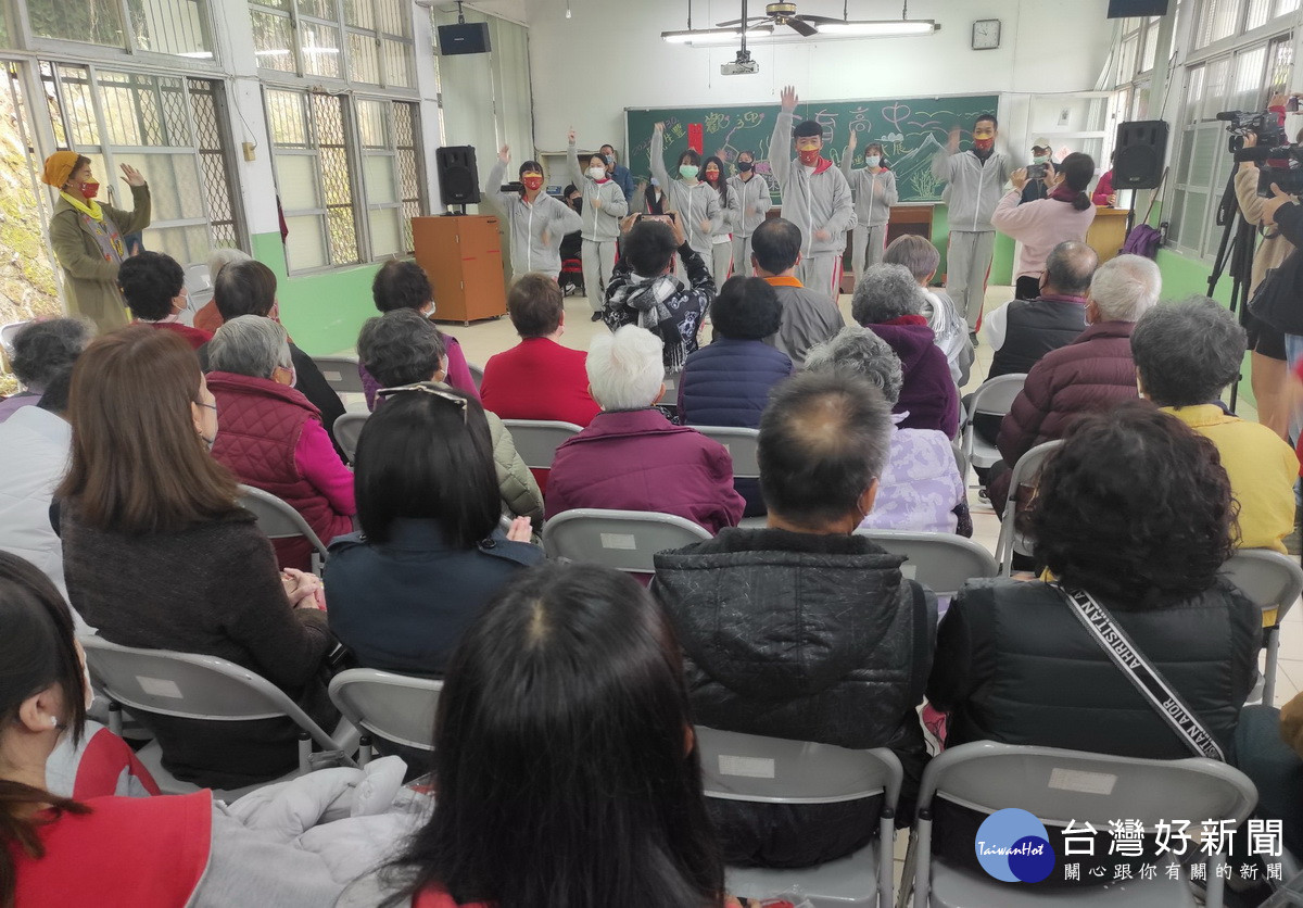 五育高中同學到田家樂社區與長輩提前迎新年共跳樂活健康操。（五育提供）