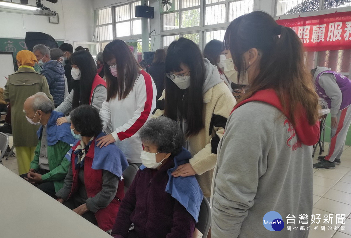 同學為長輩按摩鬆筋。(五育提供)