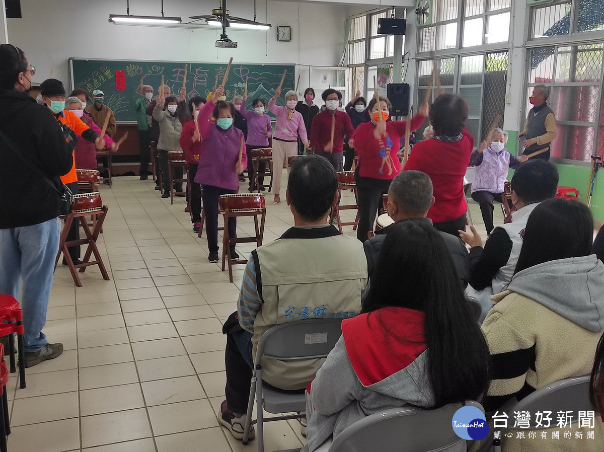 阿公阿嬤以太鼓歡迎。(五育提供)