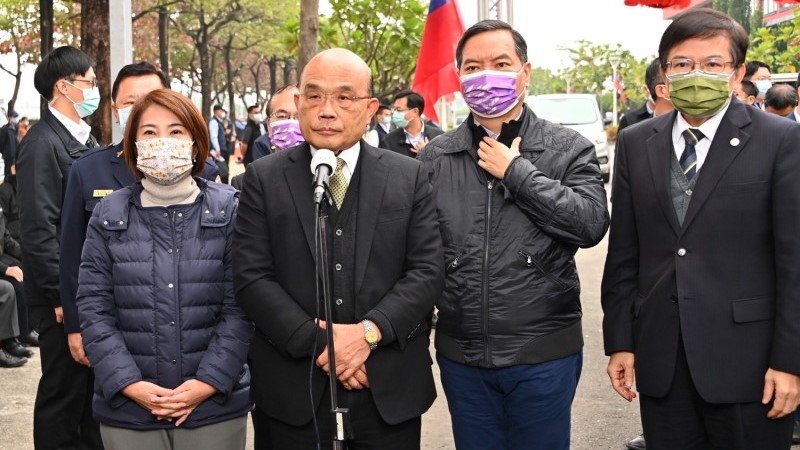 行政院長蘇貞昌今(30日)到屏東縣出席「天際無線、綠意相隨」屏鵝公路141公里纜線地下化暨種樹百里2.0計畫完工感恩茶會前受訪。行政院提供