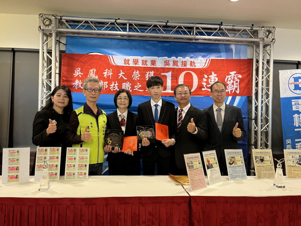 圖文說明:吳鳳科大校友會得知學弟妹榮獲佳績,校友會理事陳榮哲代表頒發這二位同學每人2萬元獎學金及獎盃1座以資鼓勵