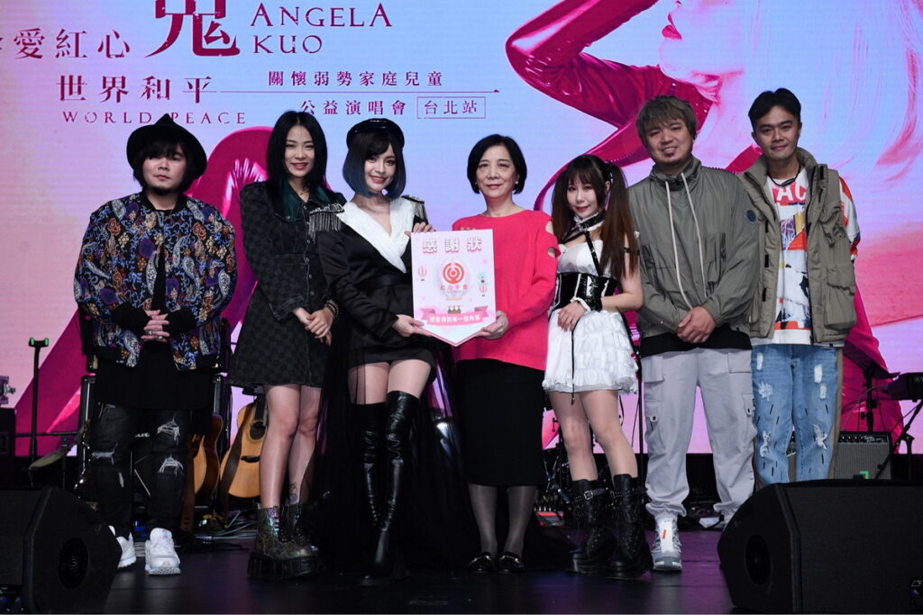 照片由左至右-許君君、卜星慧、郭鬼鬼、紅心字會秘書長李顯文、娣奇、黃小潔、柯大堡