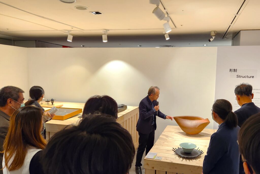 張仁吉主任現場導覽介紹展覽內容。（圖/陳惠玲攝影）