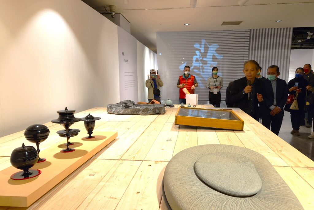 張仁吉主任現場導覽介紹展覽內容。（圖/陳惠玲攝影）
