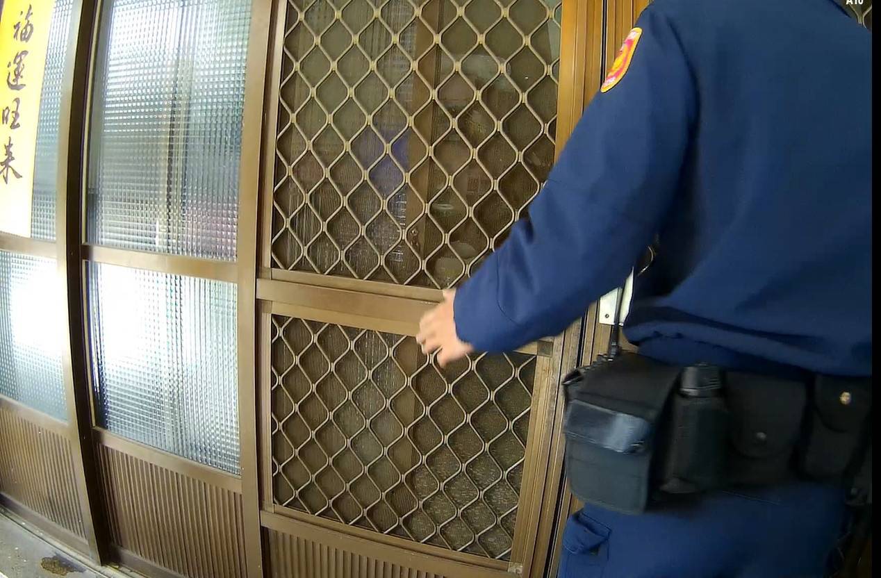 ▲游姓老闆娘遭「假檢警」詐騙,將自己反鎖房內接聽電話 (圖/台中霧峰分局 提供)