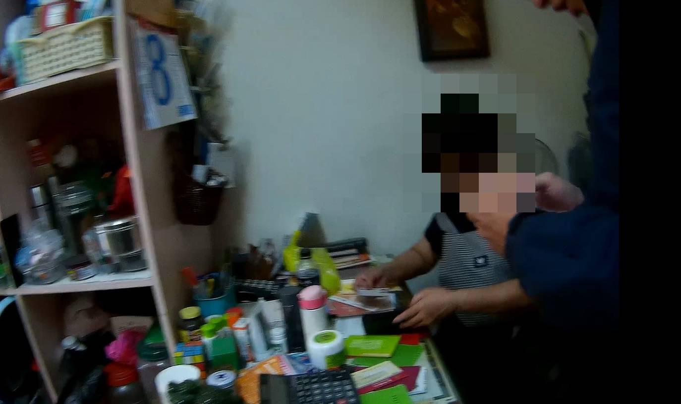 ▲ 員警進入房內解釋此為慣用「假檢警」詐騙,游女才恍然大悟 (圖/台中霧峰分局 提供)