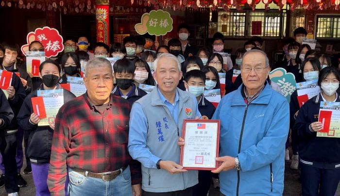 頭份蟠桃福德祠發獎學金 鼓勵學生自我追求進步