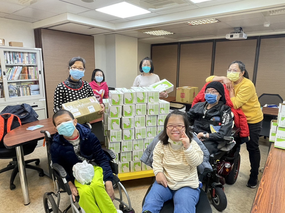 「罕見職人推展計畫」推出10款福袋、禮盒組，展現20餘位罕見職人手作品的多元特色。(圖／罕見疾病基金會提供)