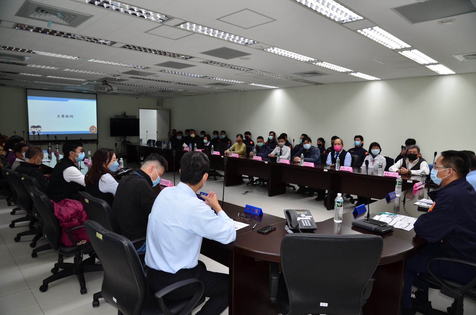 萬華分局於12月29日舉辦金融機構安全維護協調會,加強宣導識詐、阻詐、堵詐、懲詐之四大重點。(記者徐煜勝翻攝)