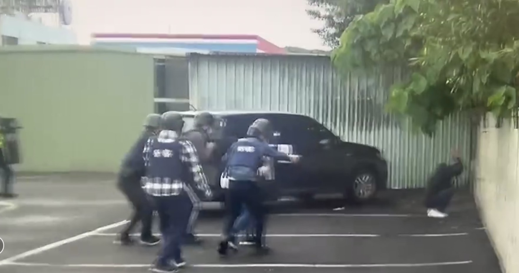 樹林警防搶演練攔截圍捕。(記者徐煜勝翻攝)