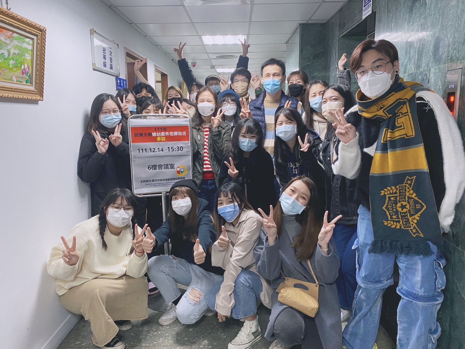 北市家防中心主任陳淑娟親自帶銘傳大學犯罪防治學系學生團至婦幼隊參訪。(記者李慕妍翻攝)
