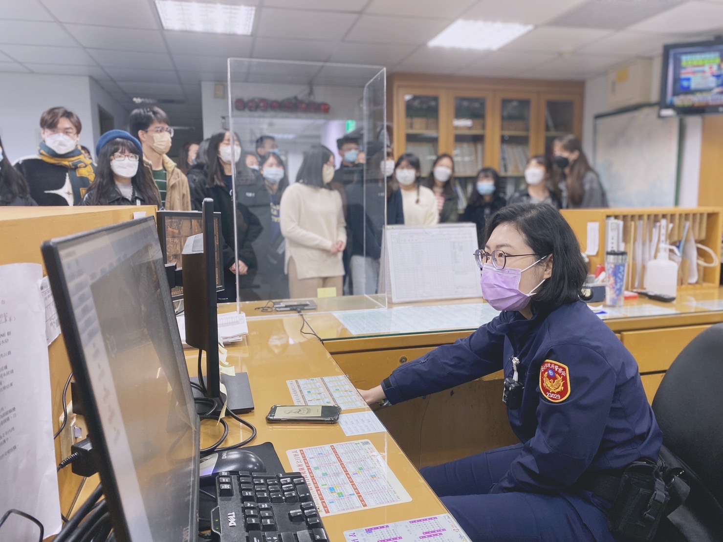 銘傳大學學生參觀婦幼隊值勤臺員警管控婦幼案件情形。(記者李慕妍翻攝)