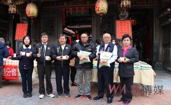 秉開台媽祖慈悲寒冬送暖　新港奉天宮臘八既送白米也送現金