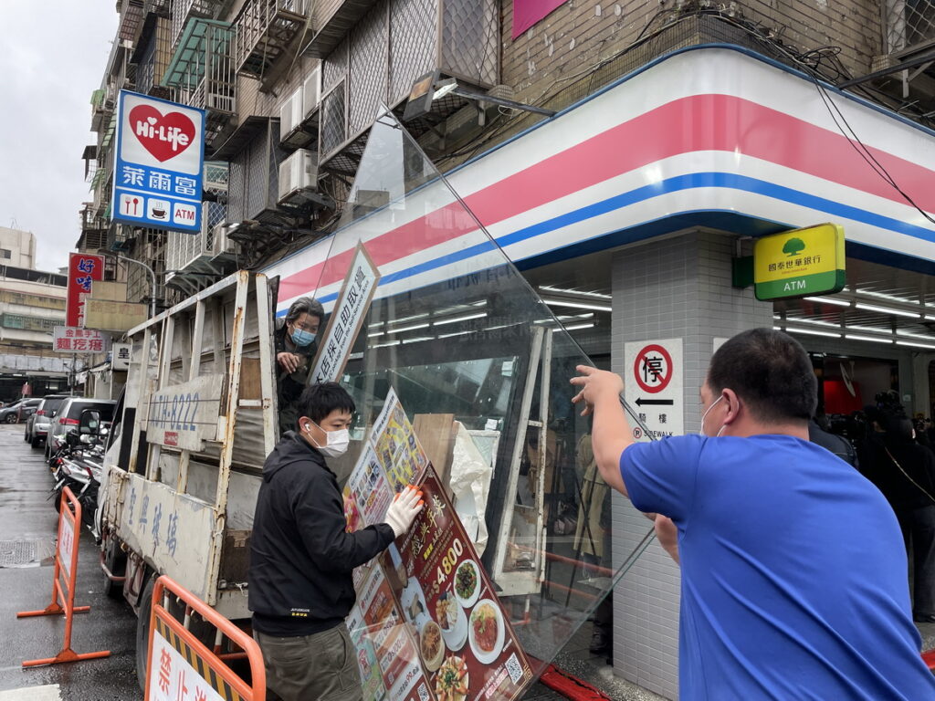 萊爾富北市信彩店上午十點拆門畫面
