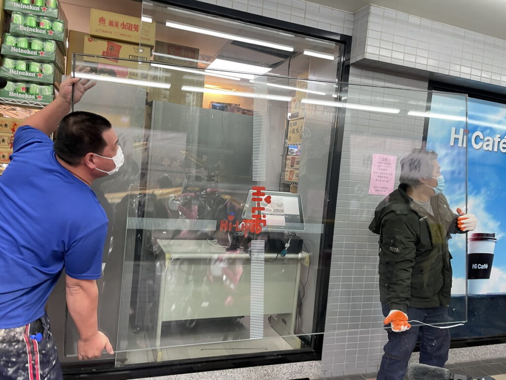 萊爾富北市信彩店上午十點拆門畫面