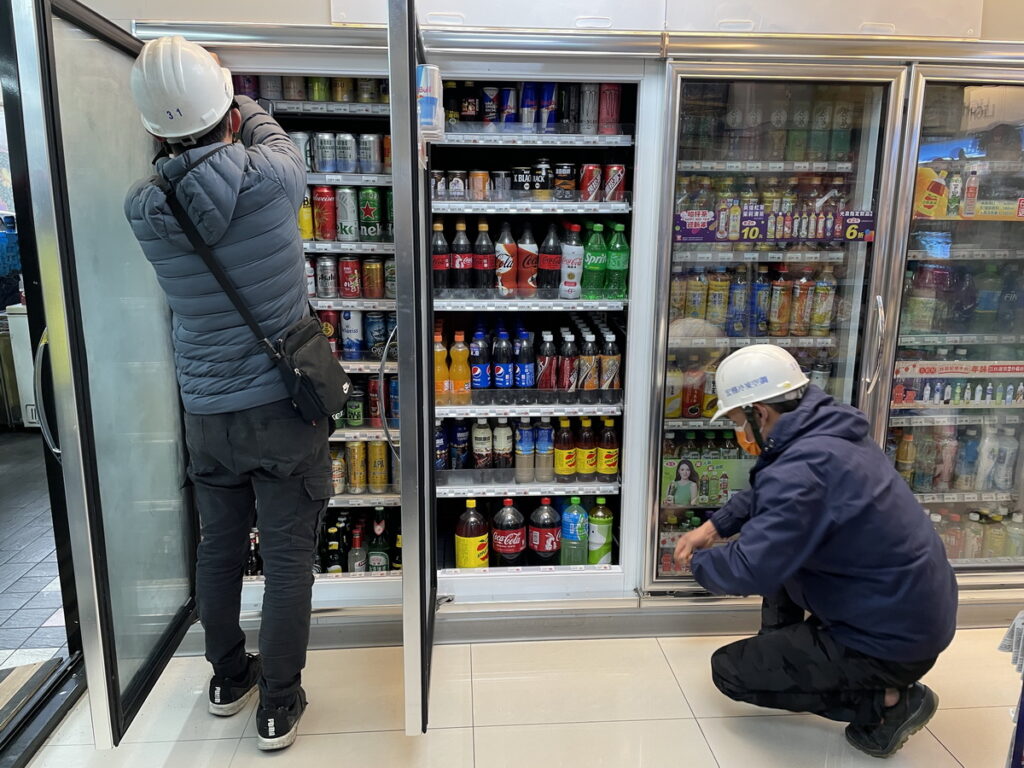 萊爾富北市信彩店上午十點拆門畫面