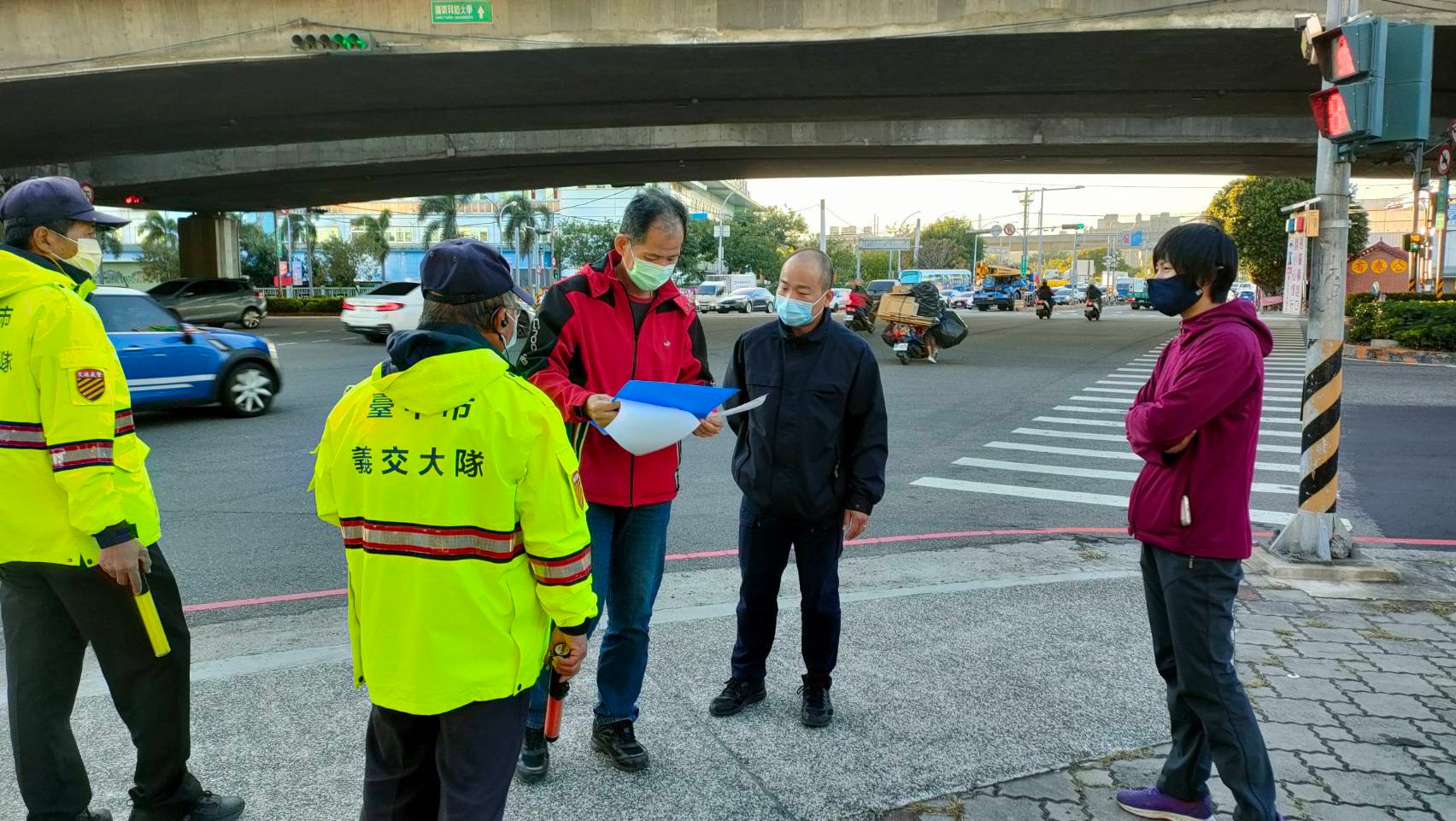 ▲ 中警四分局會同相關部門,於雍塞熱點南屯交流道會勘 (圖/台中市警察局 提供)