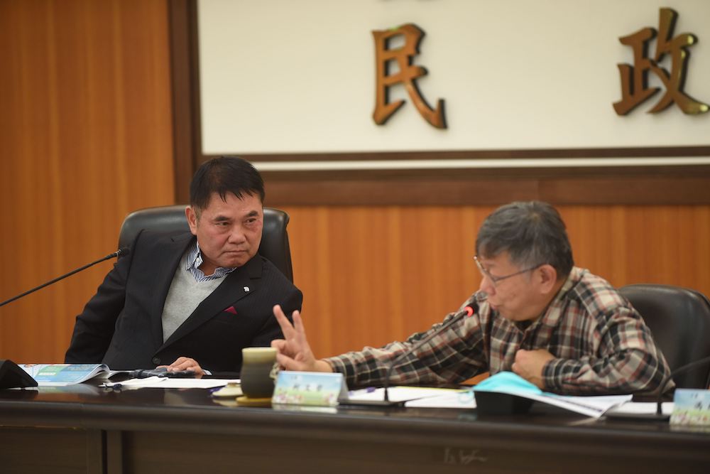柯文哲拜會苗栗縣府引聯想 鍾東錦:沒那麼政治啦! 74 前台北市長柯文哲30日下午前往苗栗縣政府,拜會苗栗縣長鍾東錦,鍾專心聆聽柯建議。