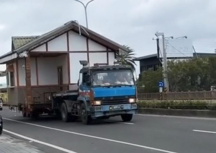 拖板車違規載運小木屋 恆警將依法掣單告發