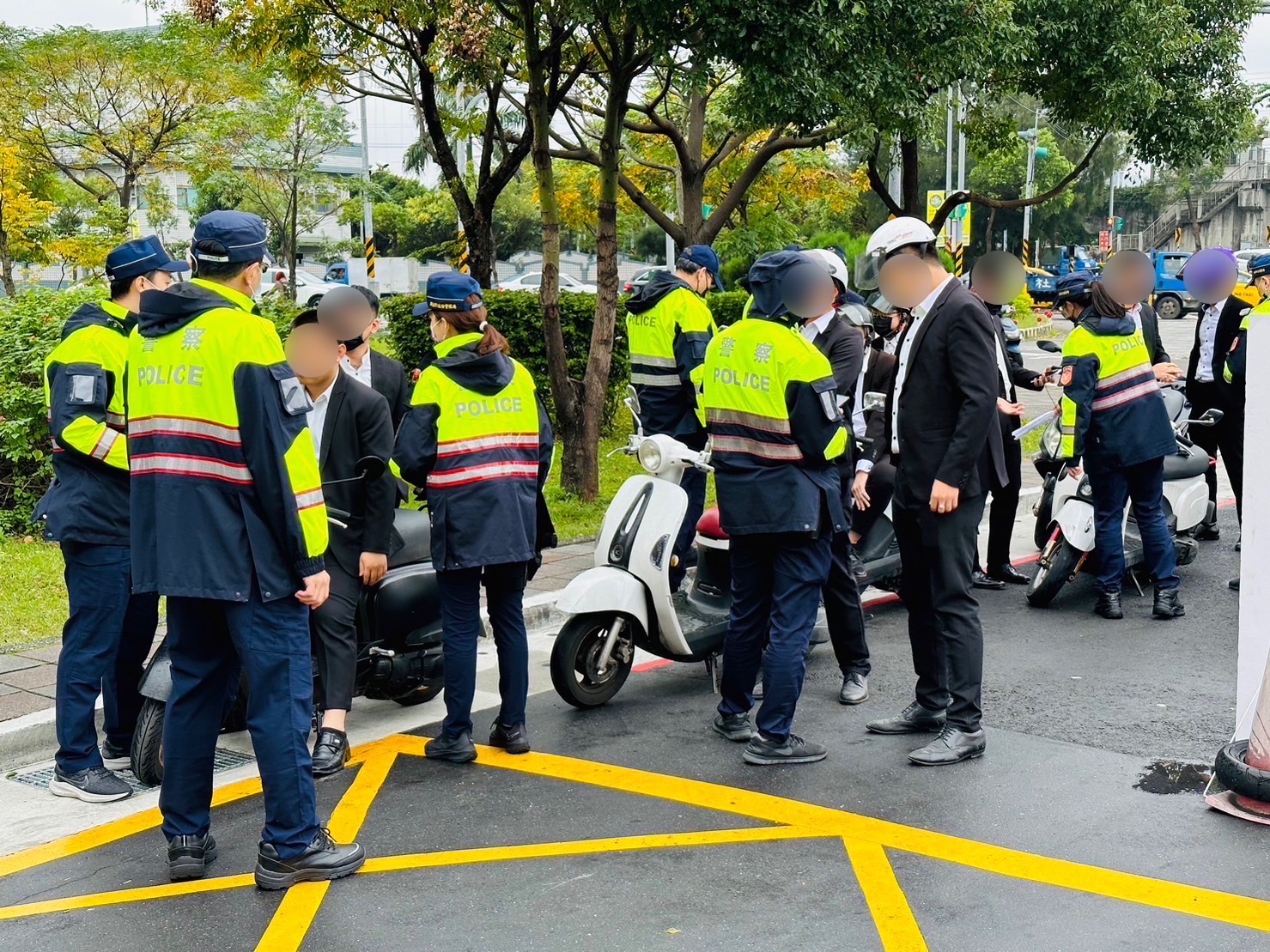 海山警在公祭現場攔查搜證。(記者戴昱弘翻攝)