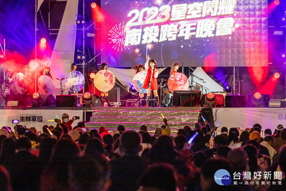 跨世代歌手與樂團接續演出。(記者扶小萍攝)