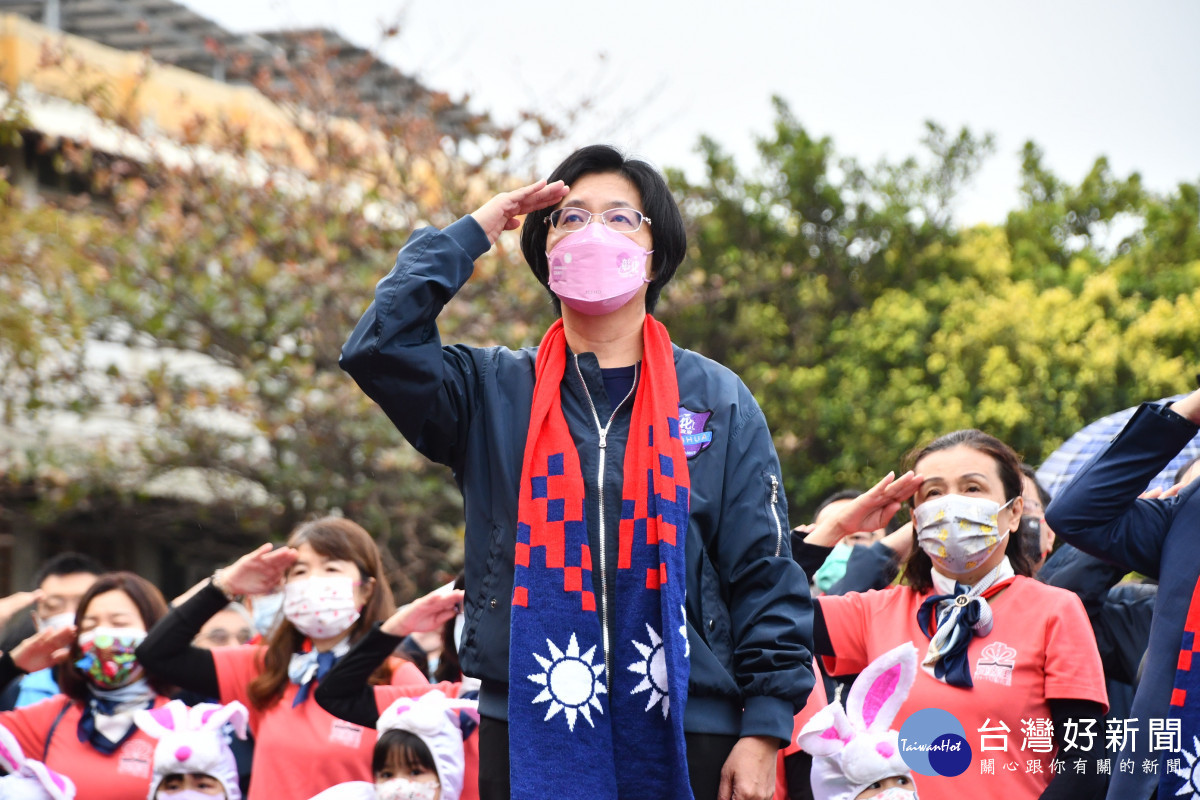 彰化縣112年元旦升旗典禮,由彰化縣長王惠美帶領各界代表,二千多位鄉親戴著國旗圍巾一起升旗。圖/彰化縣政府提供