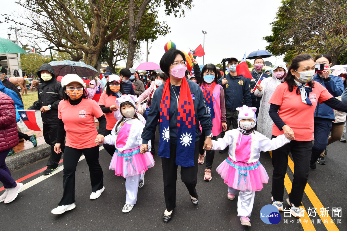 彰化縣112年元旦升旗典禮後,彰化縣長王惠美與鄉親戴著國旗圍巾一起健行活動。圖/彰化縣政府提供