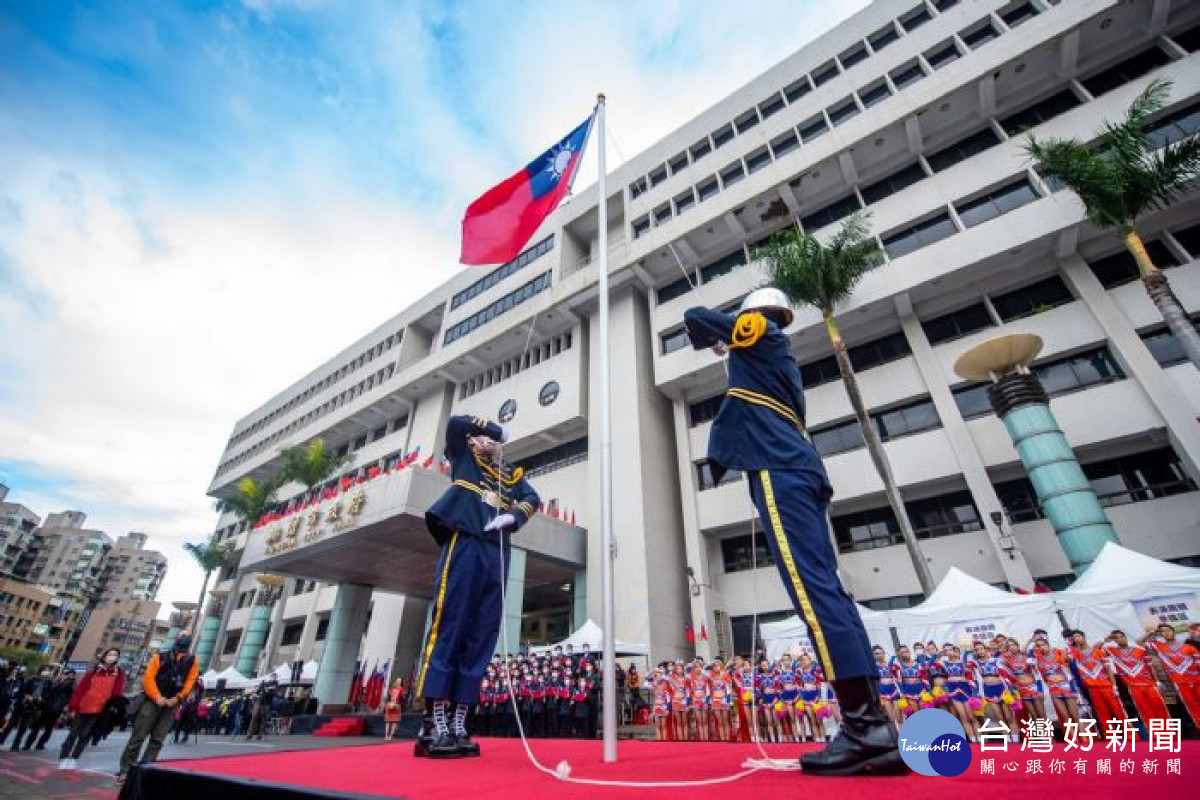 桃園市112年元旦升旗典禮活動於市府前廣場舉行。