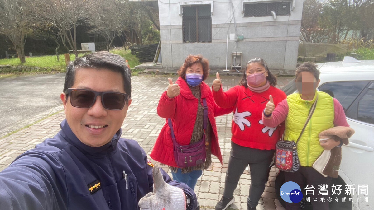 3位遊客感謝員警協助,並合影留下難得的跨年回憶。