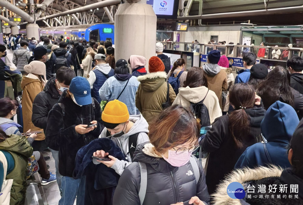 迎接2023年,機捷41小時不打烊 ,跨年運量達到107,171人次。