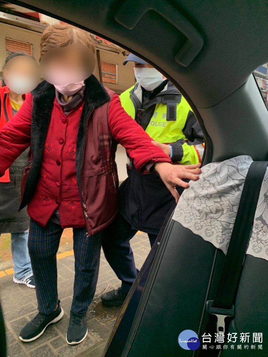 老婦散步趴趴走忘新家,員警搜尋近交流道找到人。<br /><br /> <br /><br />