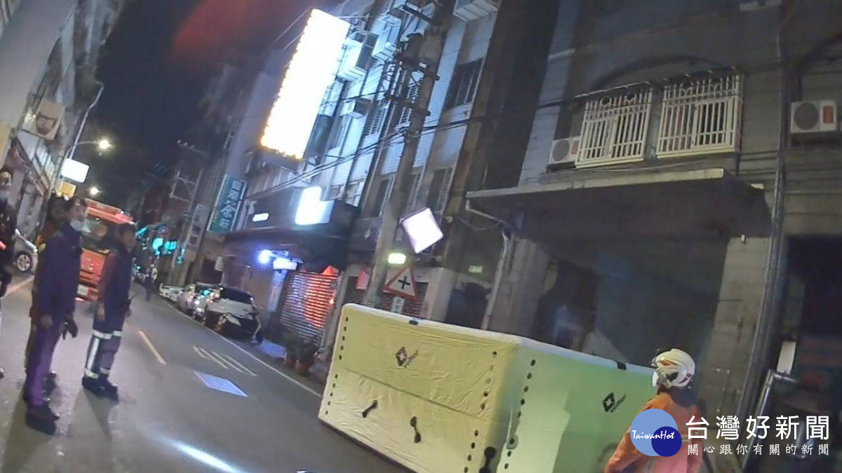 員警經與消防人員協商，先行在路面架設保護氣墊。