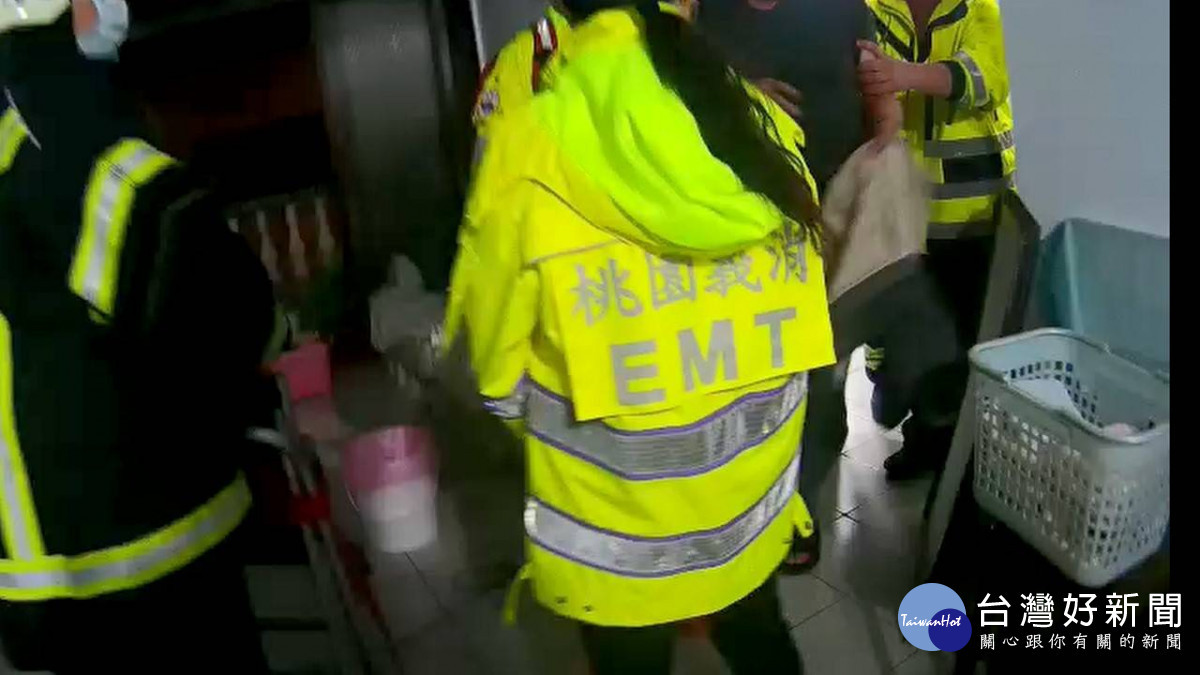 男酒醉坐雨棚透氣，警消與親友合力救援。<br /><br /> <br /><br /> 