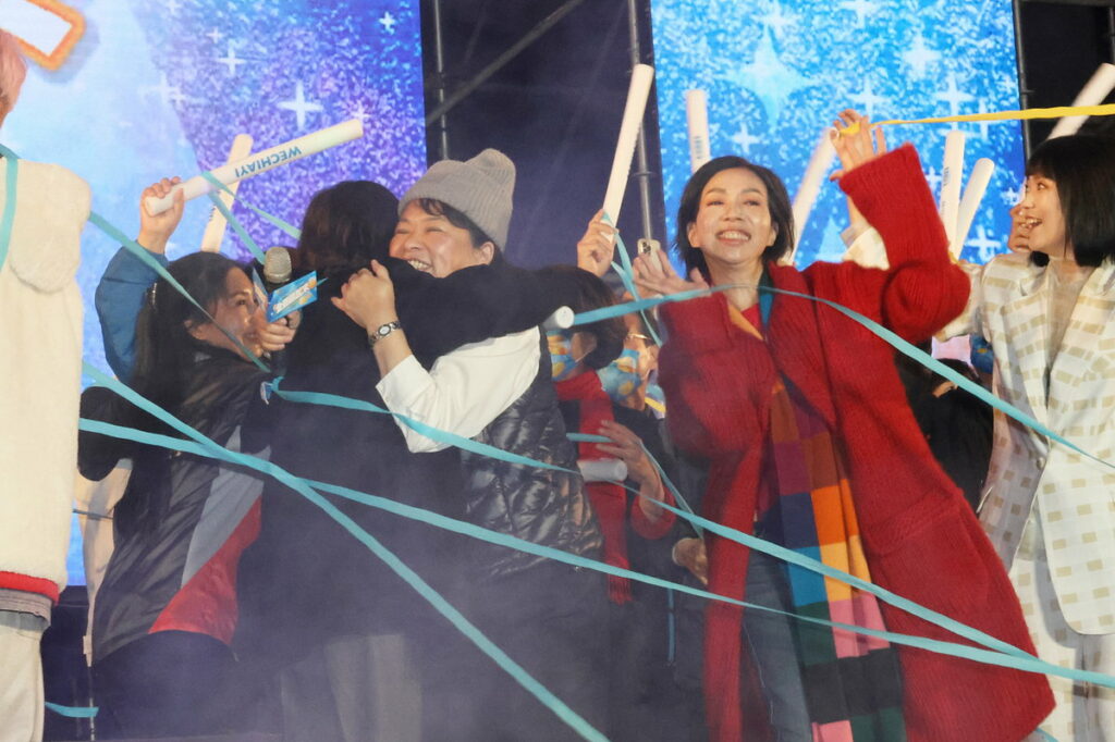 市長擁抱身邊的人