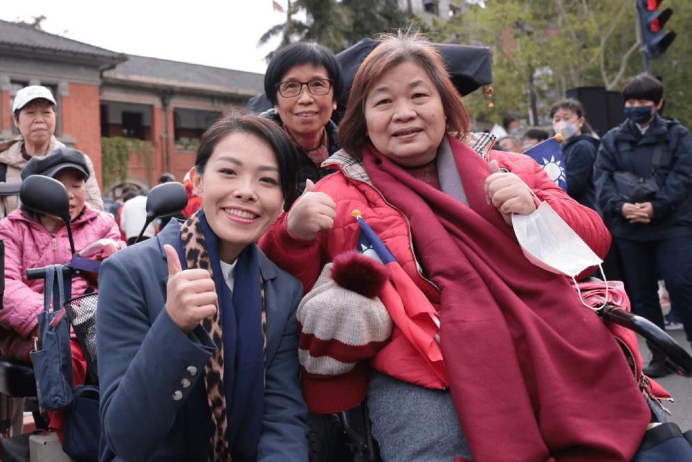 元旦許願!高虹安:市民健康平安 共造「五安心」國際科技都 64 高虹安與市民合照