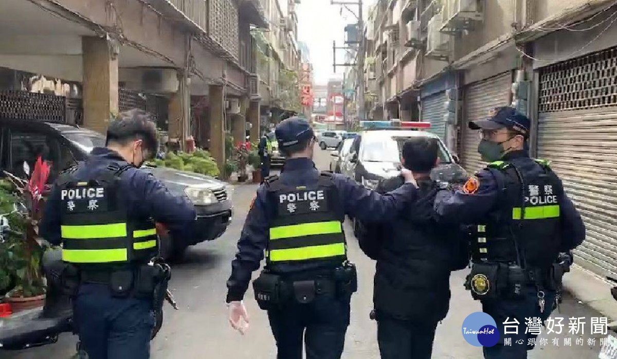 李姓男子摸走放置於車內包包，隨即騎乘機車逃逸，桃警半小時攔截圍捕破案。