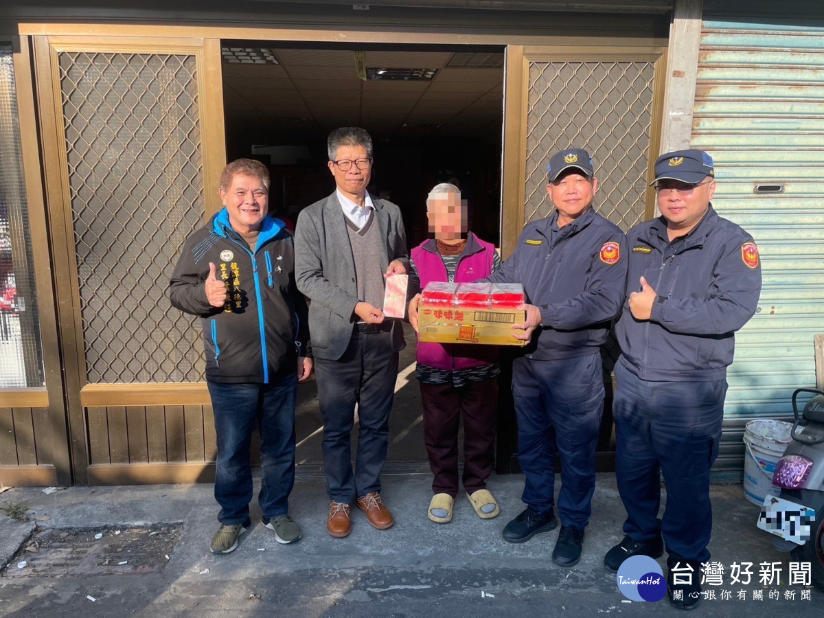 長期關懷濟助弱勢家庭，龍潭暖心警所結合地方送愛心。<br /><br /> <br /><br /> 