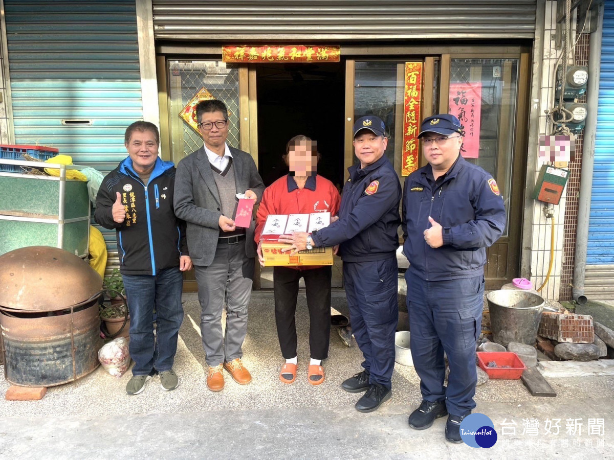 長期關懷濟助弱勢家庭，龍潭暖心警所結合地方送愛心。<br /><br /> <br /><br /> 