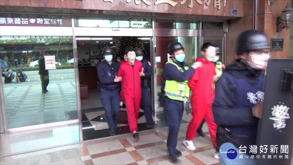 演練過程逼真,模擬實際上銬、搜身逮捕過程。