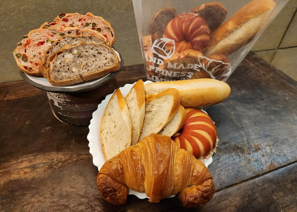 桃園「茶天下」推出的《一袋拎》囊括了UniBread烘焙王大賽中的五款精選作品,包括法國長棍、茶裏王、八寶營養麵包、經典彎月可頌及布里歐麵包薩克斯,可以說是世界冠軍麵包的搶先吃,機會超難得!