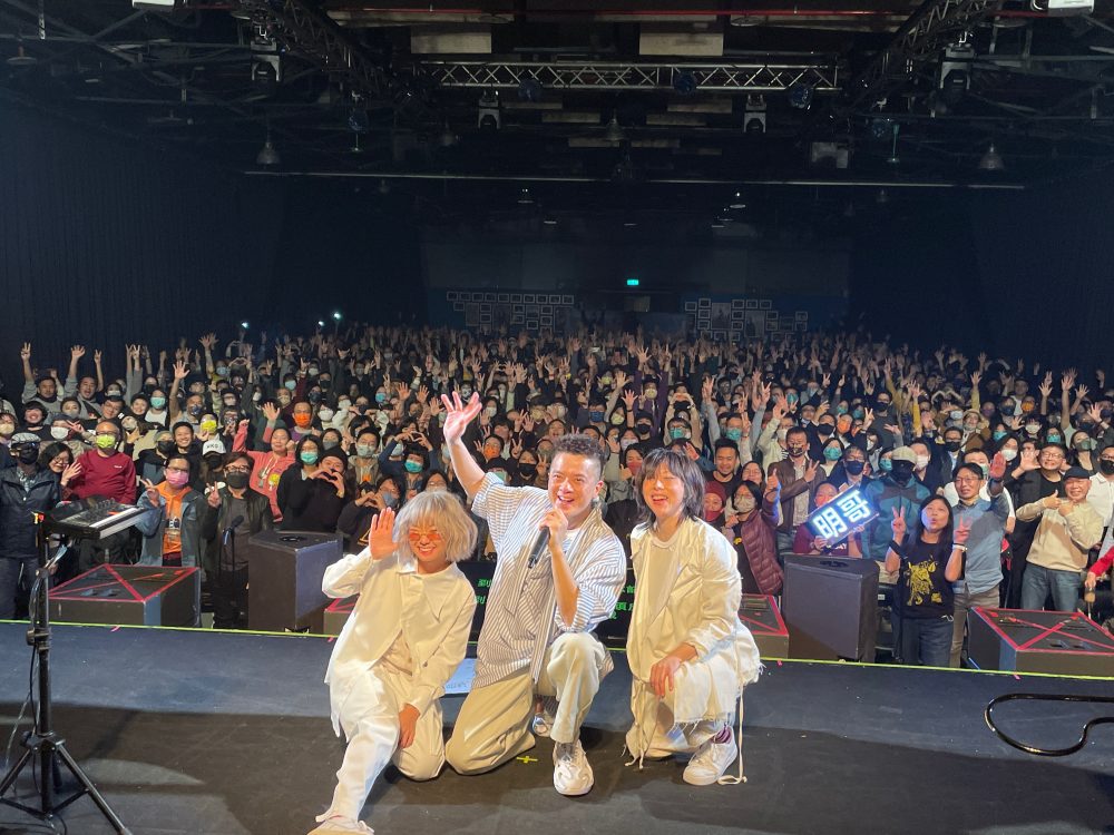全場大合照左起：吉他手Soni、黃耀明、音樂總監李端嫻（攝影：Cheehaur）