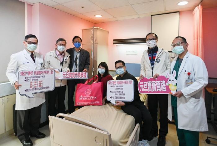 祝福元旦寶寶 市長張善政透過生育補助政策讓父母放心生兒育女