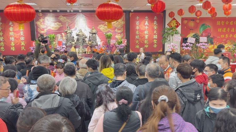 威天宮 關聖帝君安座大典,參拜人潮擠滿大殿。(威天宮提供)