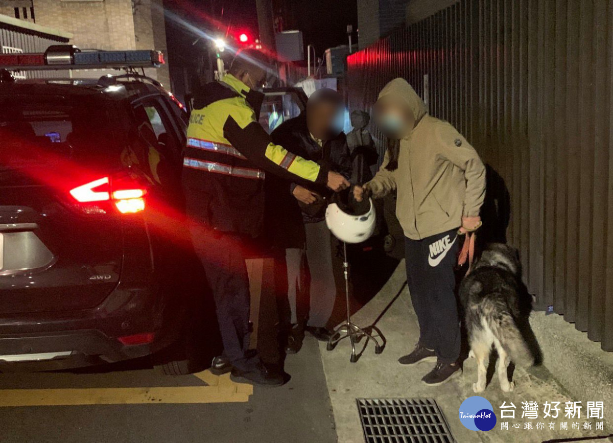 員警護送老翁返回駐地安置。<br /><br /> <br /><br /> 