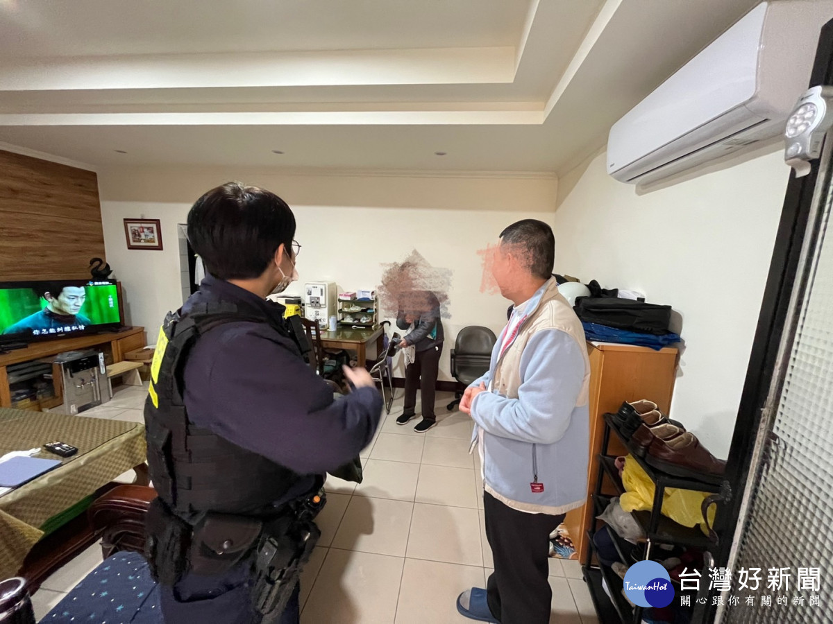 筆手劃腳難不倒，暖警協助喑啞婦人返家團圓。<br /><br /> <br /><br /> 