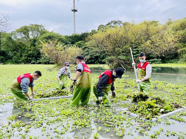3.和潤企業志工撈除大萍 (1).jpg