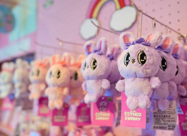 《Esther Bunny 艾絲樂小兔》絨毛吊飾.jpg