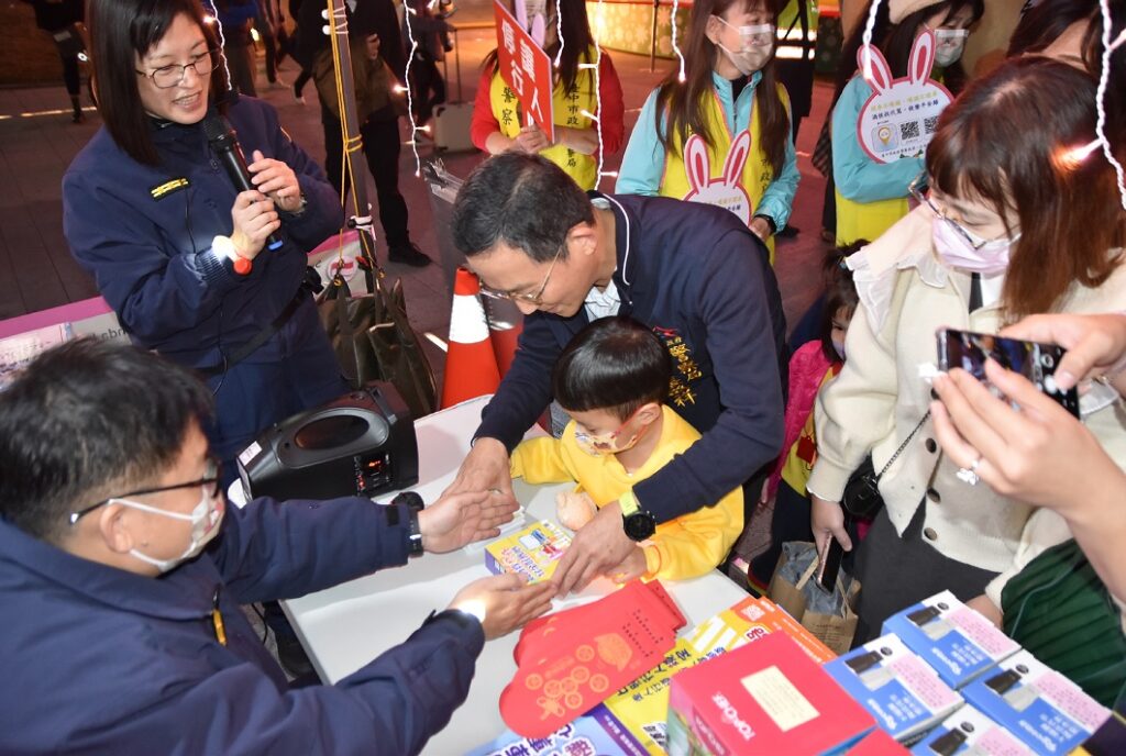 ▲ 民眾大排長龍嗨玩交通安全小遊戲與趣味抽抽樂 (圖/台中市警察局 提供)